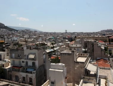 Reuters: «Σαρώνουν την Αθήνα καραβάνια Κινέζων για να αγοράσουν ακίνητα»